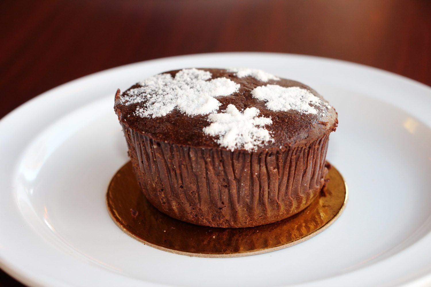 Flourless chocolate cake dusted with powdered sugar