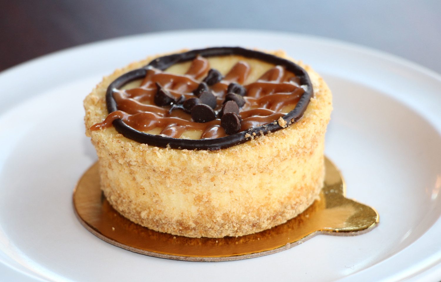 Turtle cheesecake with caramel, chocolate chips and a ganache border
